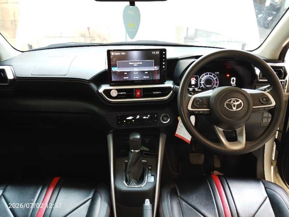 Foto Mobil Bekas Dashboard Toyota Raize 1.0 G tahun 2021