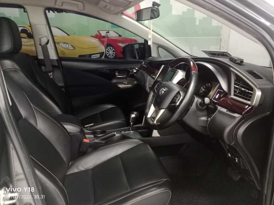 Foto Mobil Bekas Kabin Depan Toyota Kijang Innova 2.0 Venturer tahun 2017