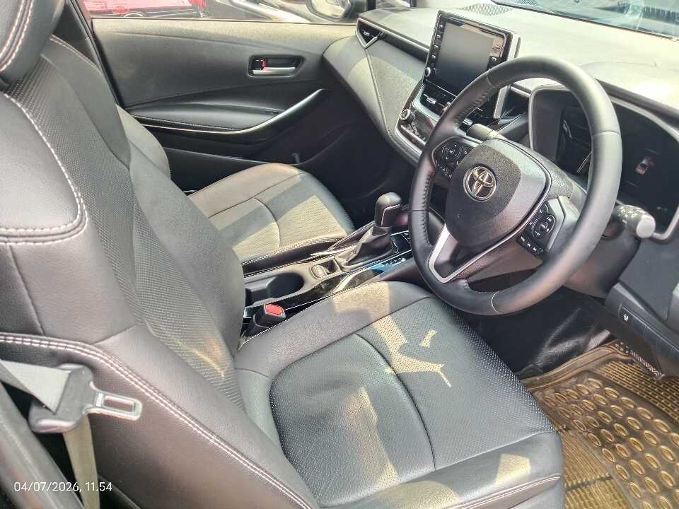 Foto Mobil Bekas Kabin Depan Toyota Corolla Altis HEV 1.8 HEV tahun 2020